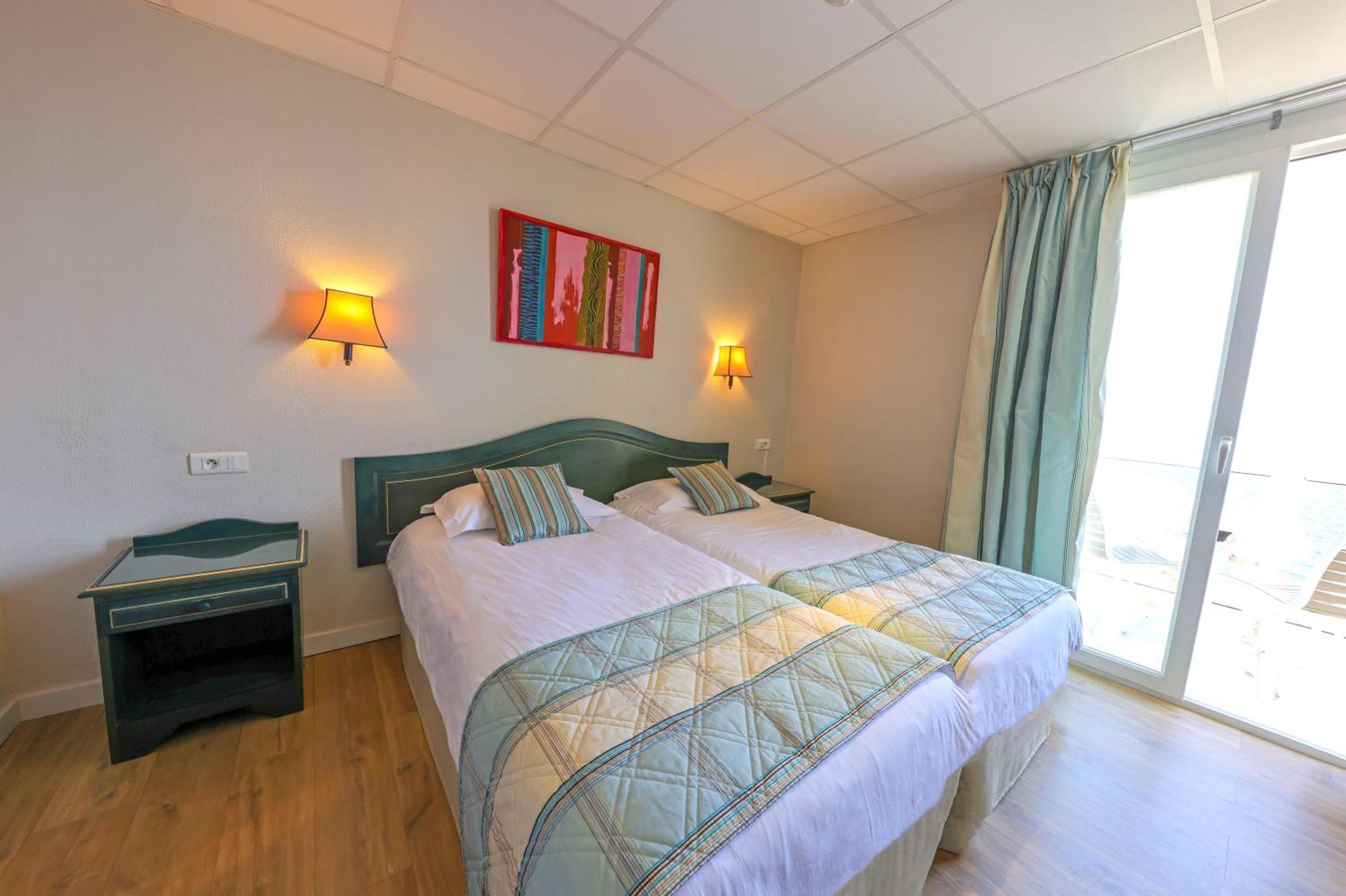 קאלבי Hotel Saint Christophe מראה חיצוני תמונה