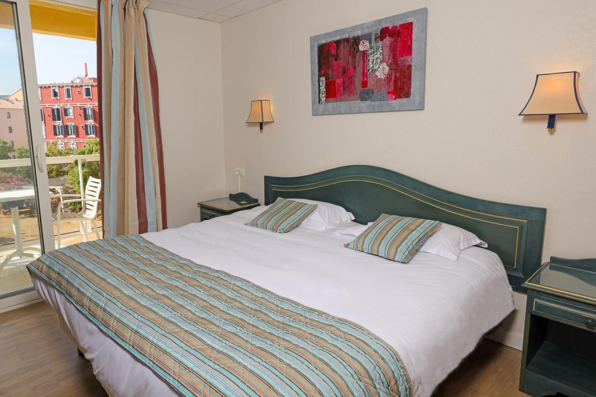 קאלבי Hotel Saint Christophe מראה חיצוני תמונה