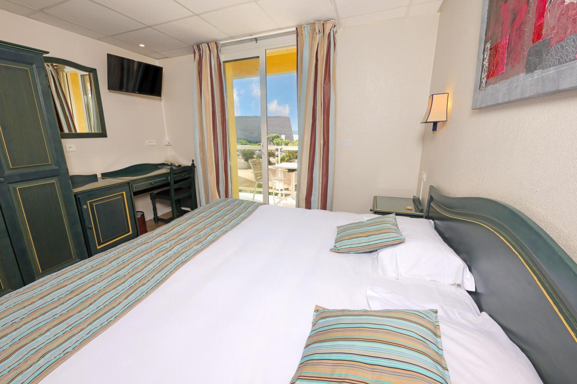 קאלבי Hotel Saint Christophe מראה חיצוני תמונה