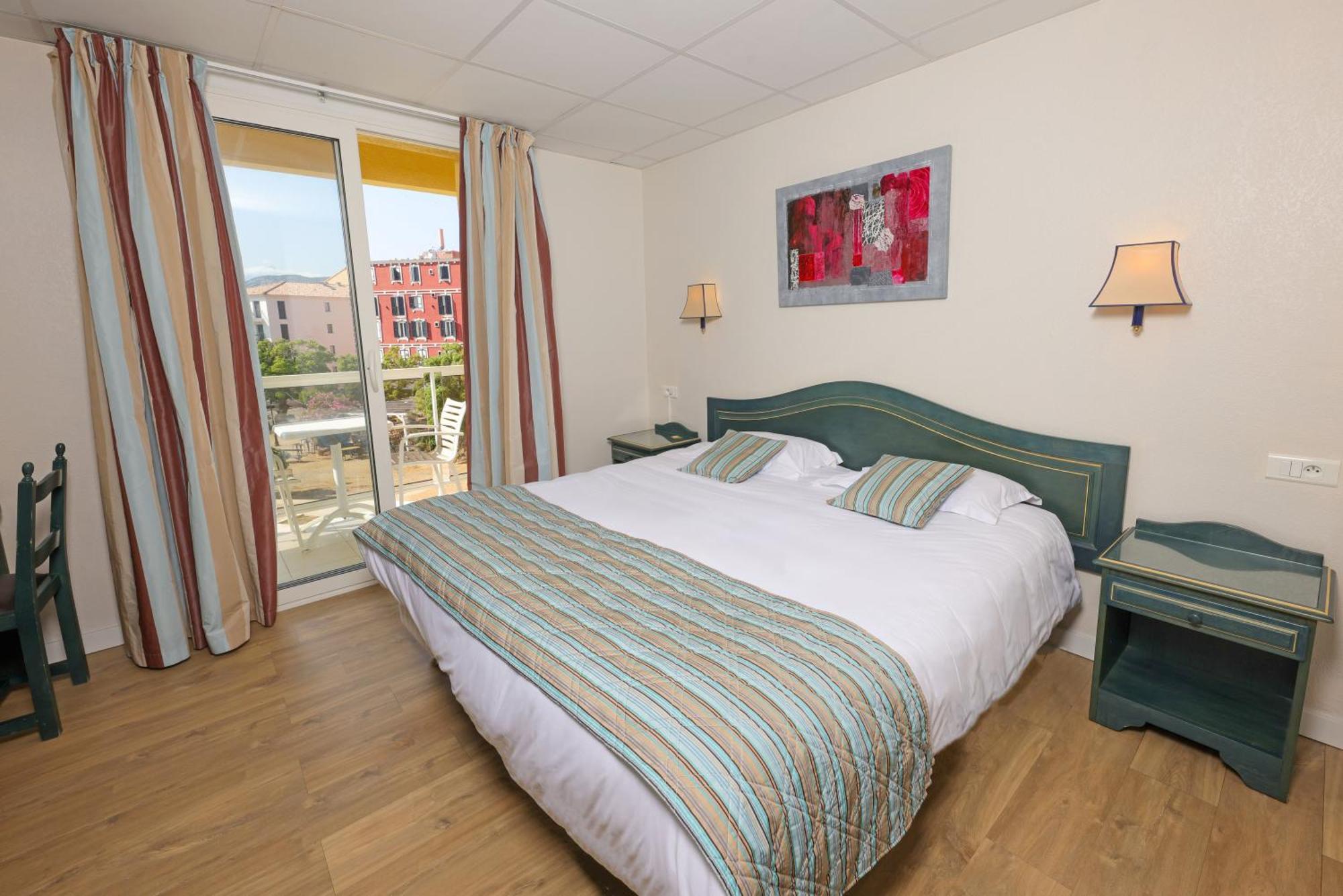 קאלבי Hotel Saint Christophe מראה חיצוני תמונה