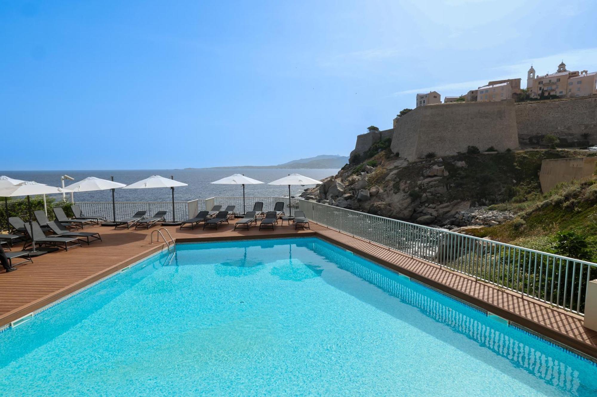 קאלבי Hotel Saint Christophe מראה חיצוני תמונה